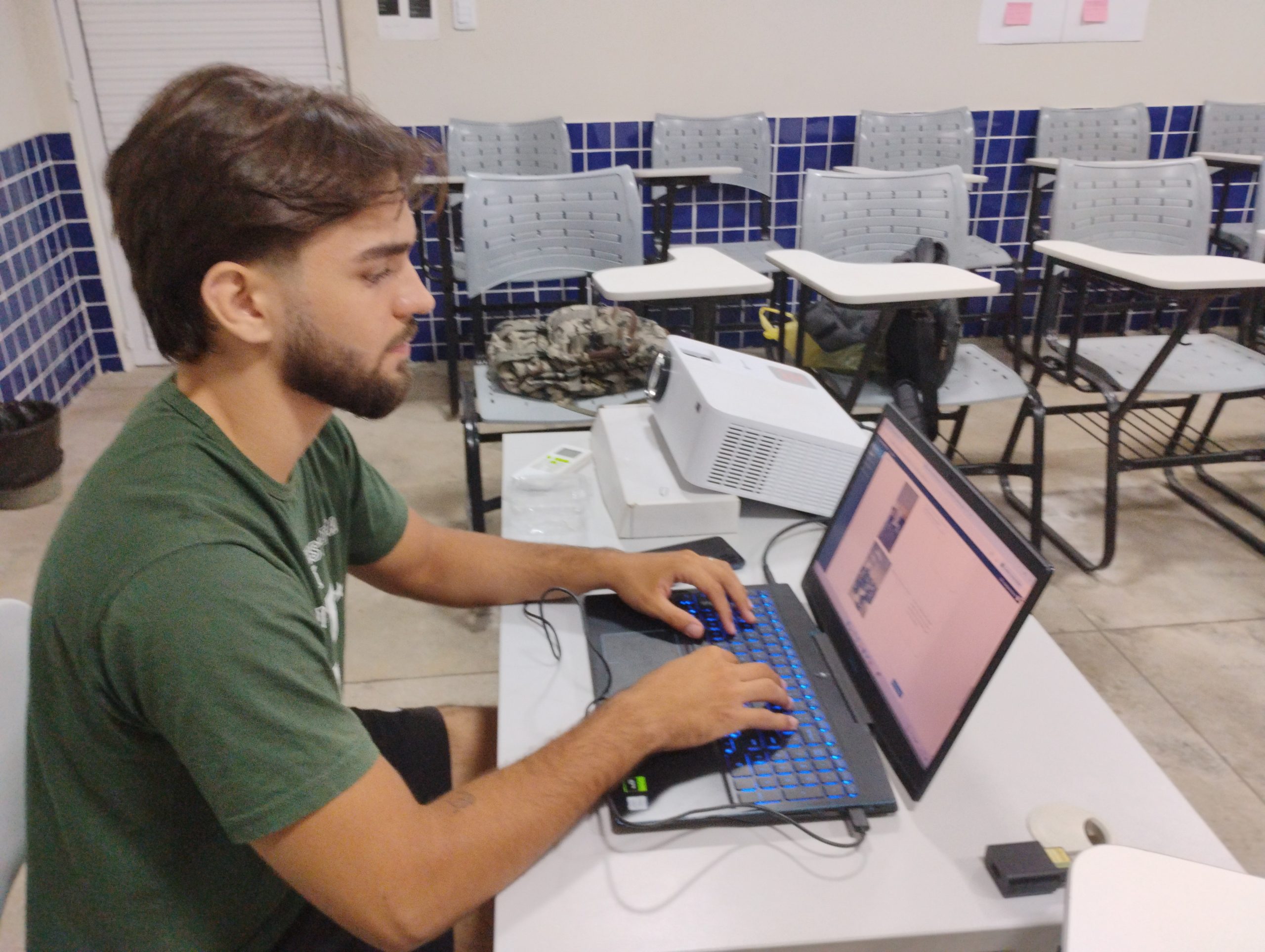 Editando vídeo aulas para postar no Canal do Youtube.