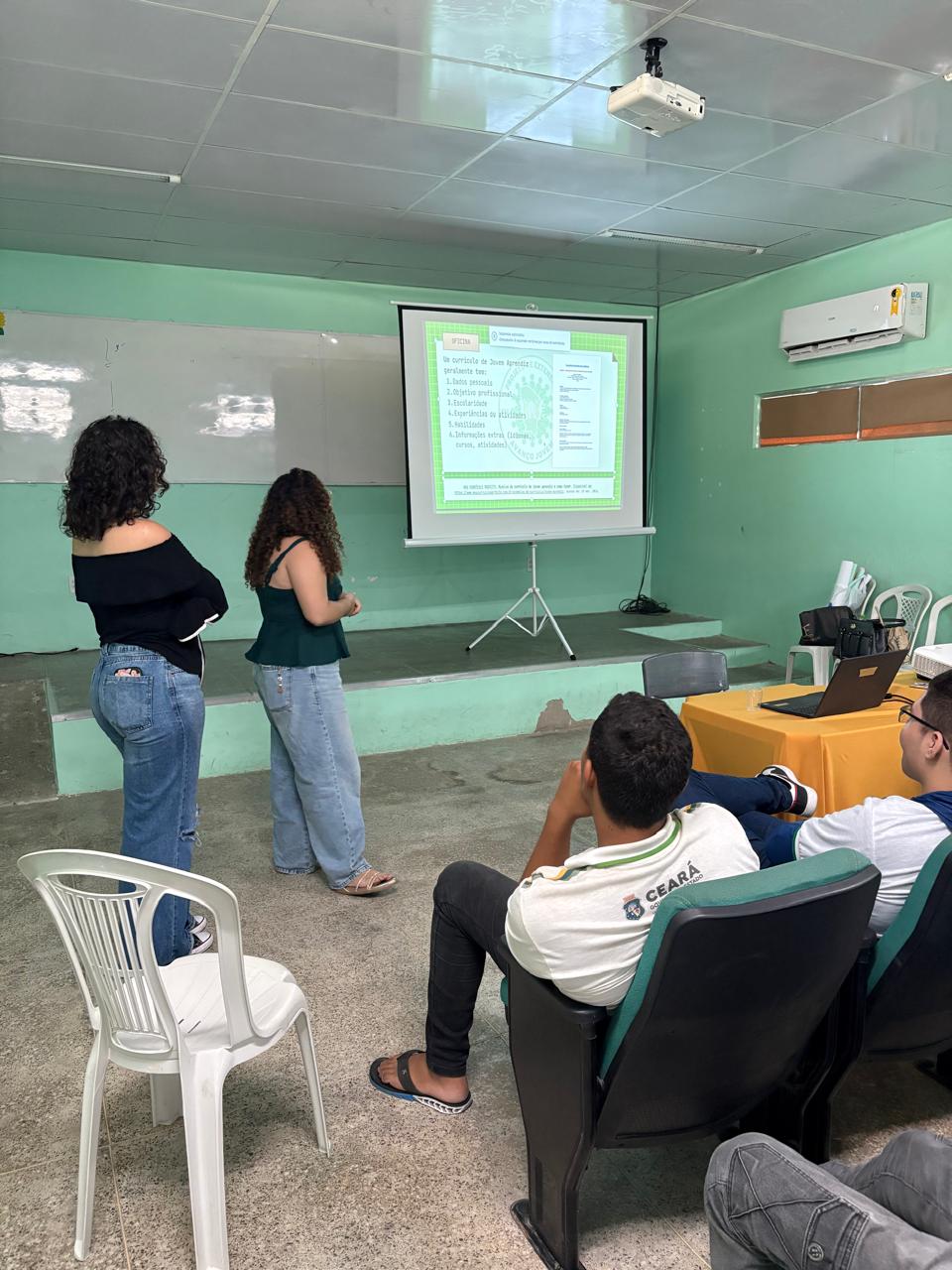Oficina realizada na escola E.E.F.M José de Alencar.