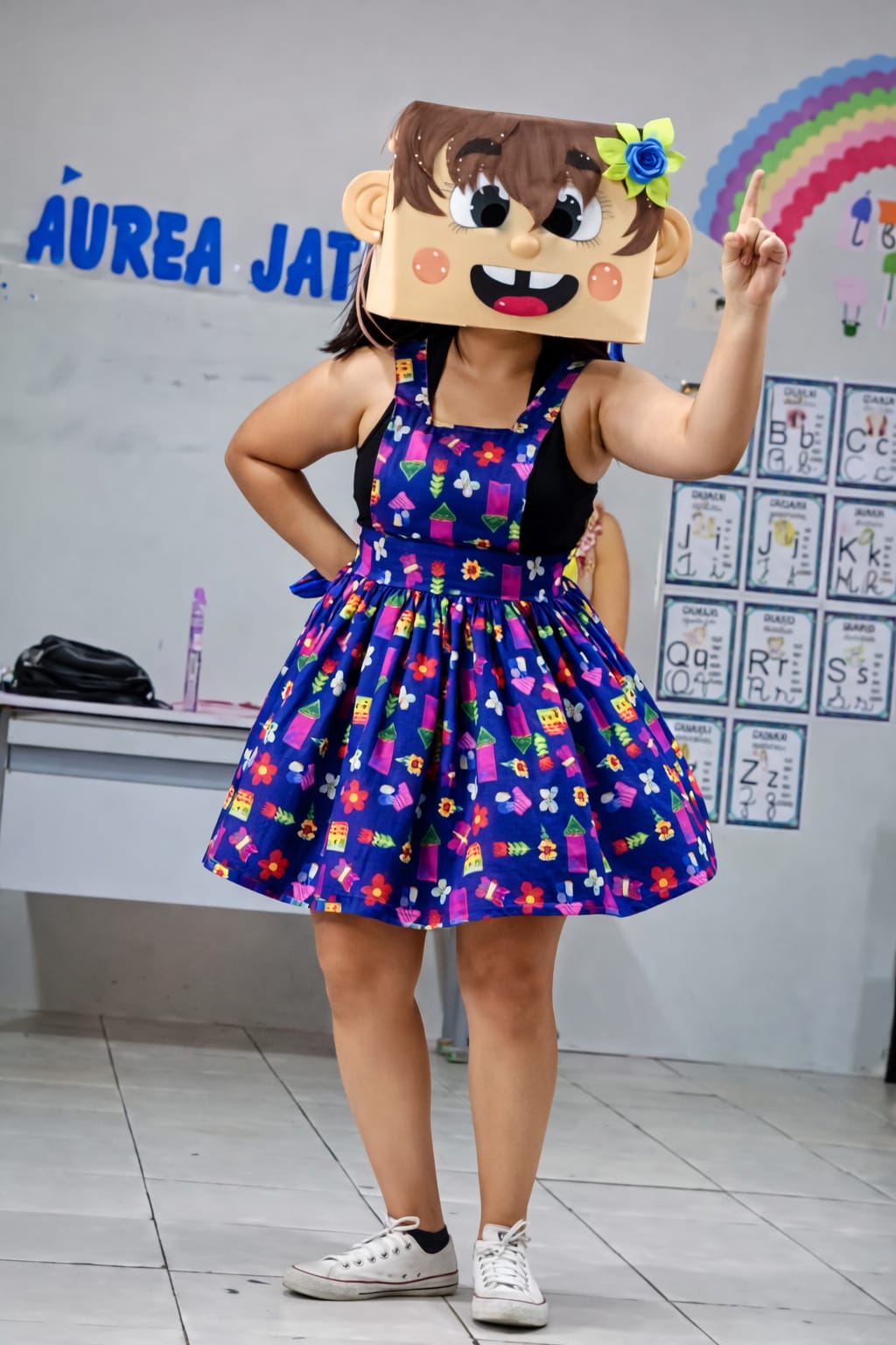 Menina da cabeça quadrada