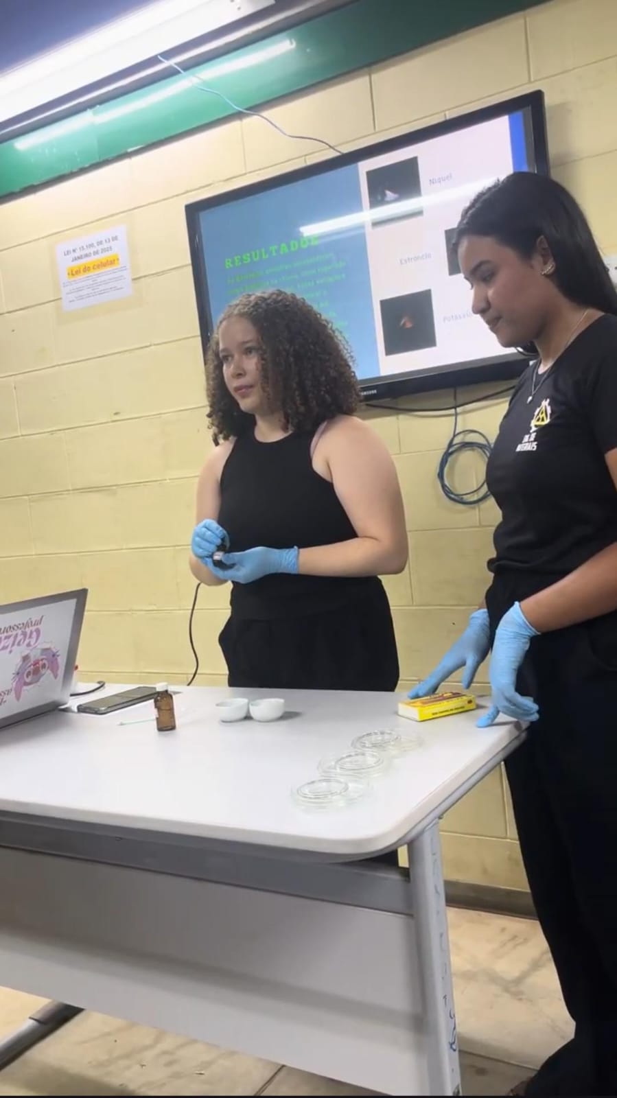 Ação do projeto Embaixadores das Engenharias, envolvendo a realização de uma oficina voltada para a área da Química 