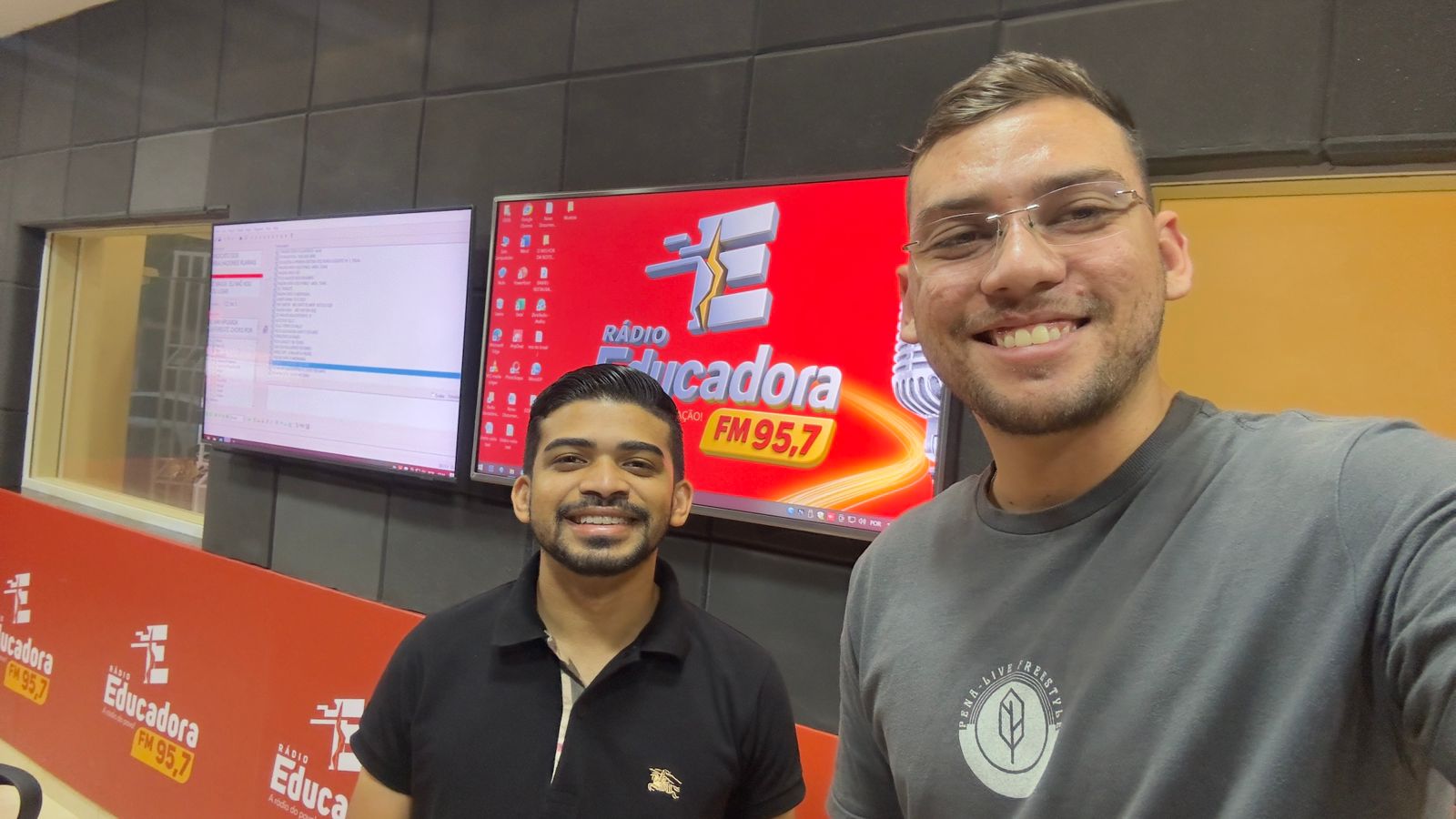 Reunião de alinhamento no Studio da Rádio Educadora