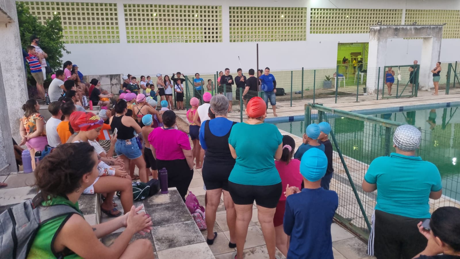 Aula inaugural do projeto Escolinha de natação.