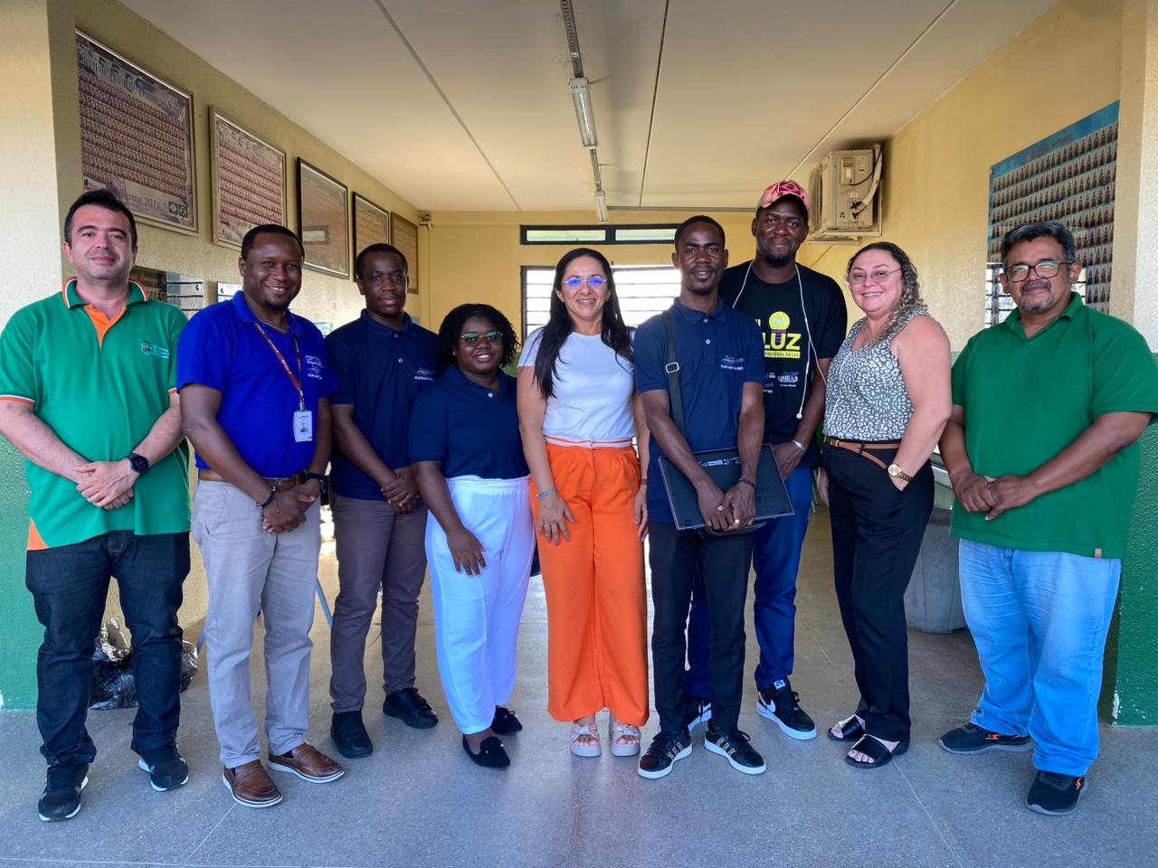 Membros do projeto Engenharia na Sociedade e Diração do Liceu de Baturité Domingos Sávio (Diretora Heryda no Centro).