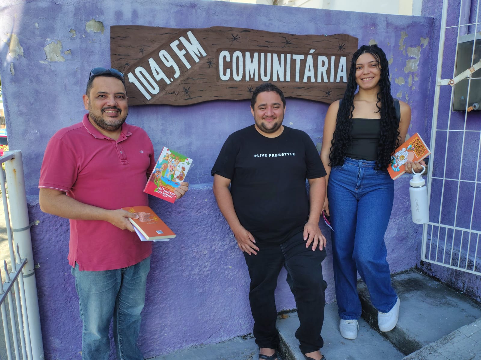 Equipe do Ciência POP FAEC na sede da Rádio Comunitária 104.9 FM apresentando e divulgando as ações do projeto em Independência (CE)